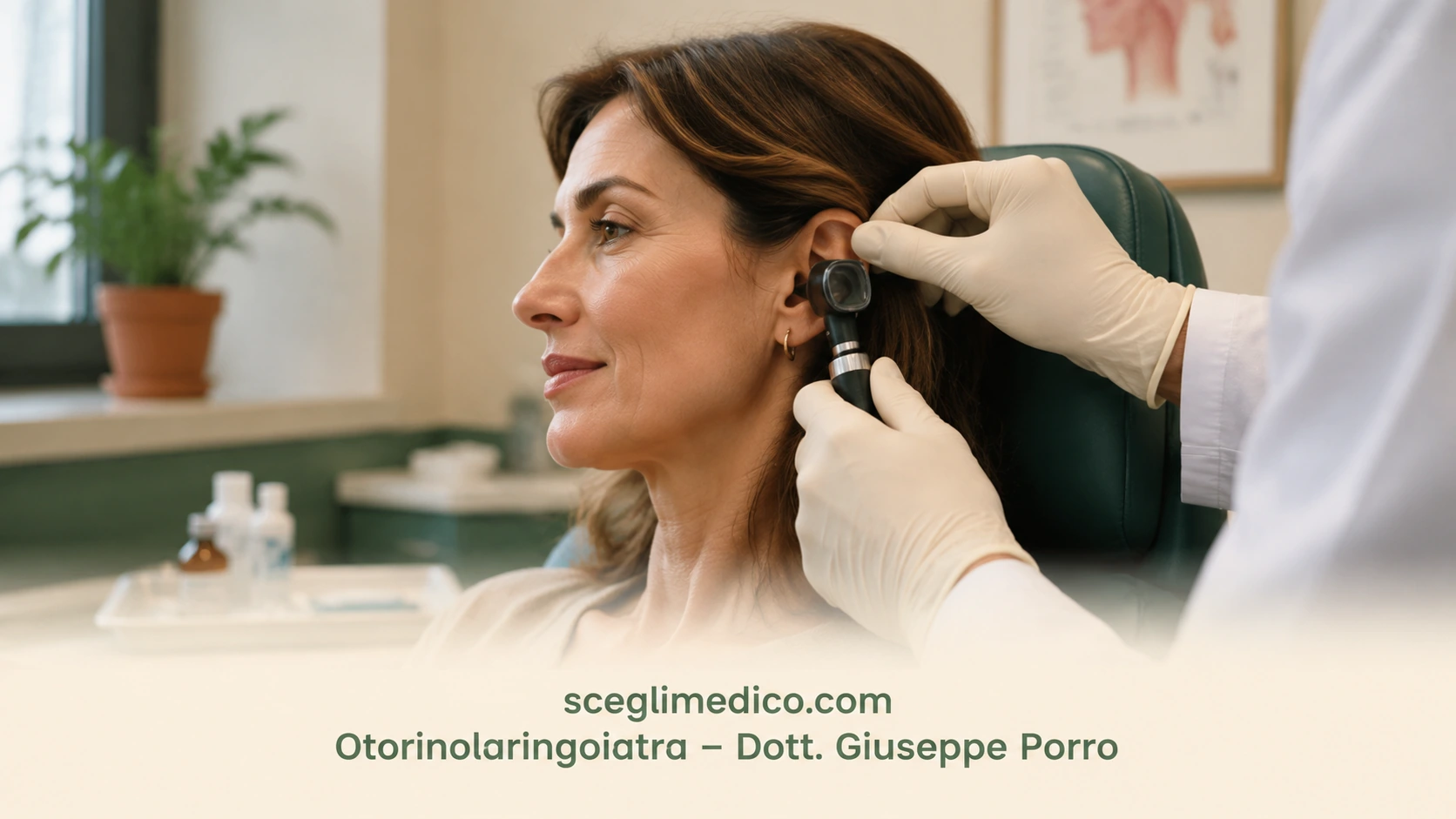 Scena illustrativa di un esame dell’orecchio con otoscopio in un ambulatorio otorinolaringoiatrico.